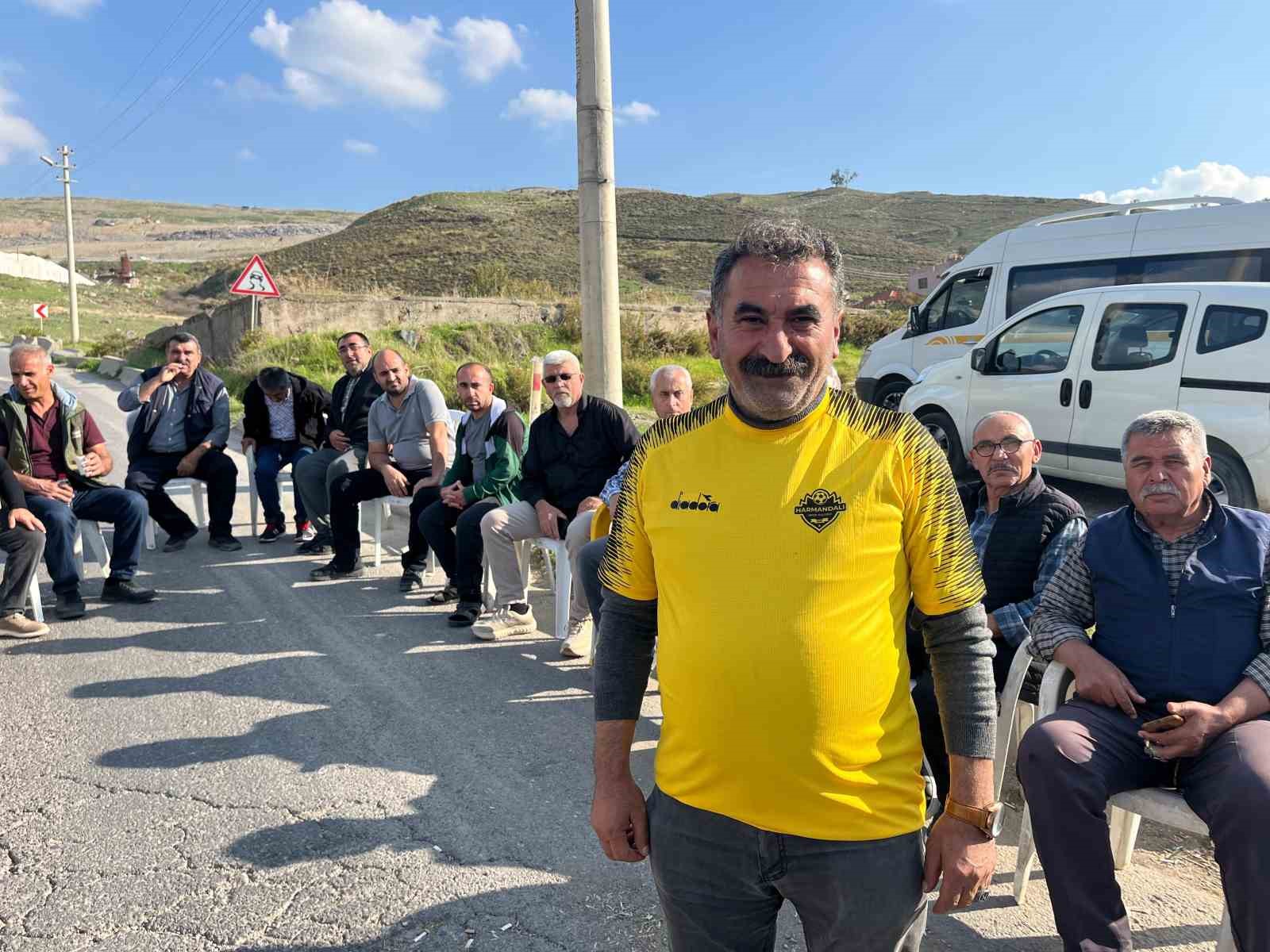 harmandali halki kati atik bertaraf tesisi onunde nobet tutuyor 1 h6NcUHf3