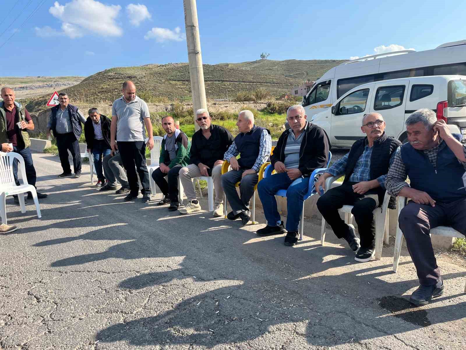 harmandali halki kati atik bertaraf tesisi onunde nobet tutuyor 2