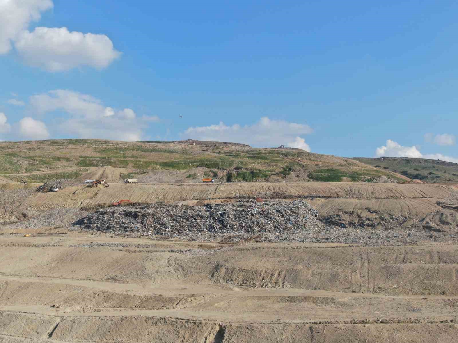 harmandali halki kati atik bertaraf tesisi onunde nobet tutuyor 5 lcb87L7B