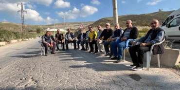 harmandali-halki-kati-atik-bertaraf-tesisi-onunde-nobet-tutuyor-QerKZGF6.jpg
