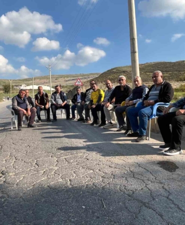 harmandali-halki-kati-atik-bertaraf-tesisi-onunde-nobet-tutuyor-QerKZGF6.jpg