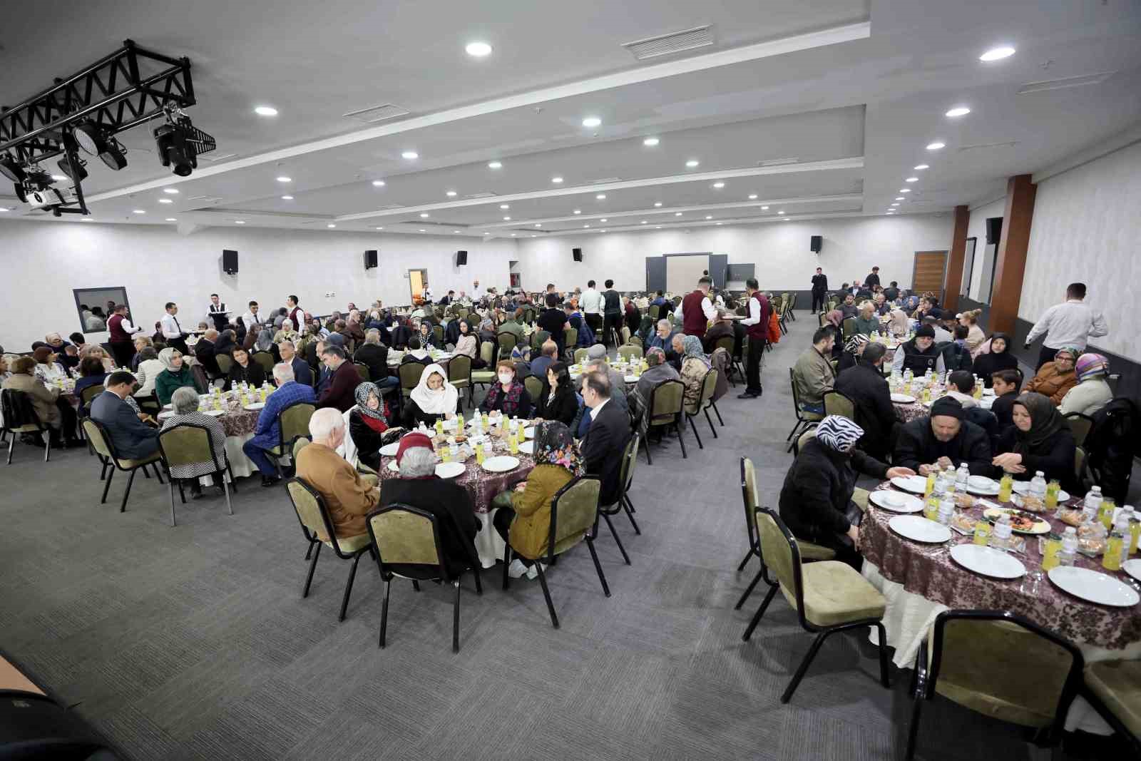 Hasan Kılca, Alzheımer yaşam merkezi sakinleri ve aileleri ile iftarda buluştu 5 hasan kilca alzheimer yasam merkezi sakinleri ve aileleri ile iftarda bulustu 1 VR2uCTkr