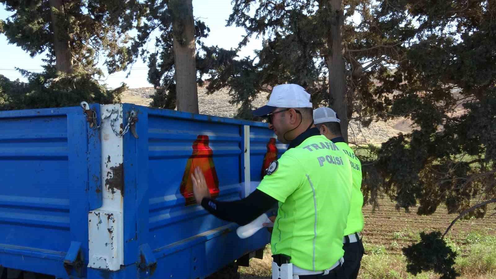 hasat doneminde yasanan kazalarin onune gecmek amaciyla traktorlerdeki reflektorler kontrol edildi 0 8R6u76uQ