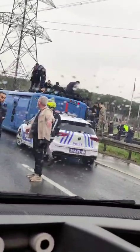 Hasdal yolu Kemerburgaz istikametinde cezaevi aracı devrildi. İhbar sonrası bölgeye çok sayıda ekip sevk edildi. 5 hasdal yolu kemerburgaz istikametinde cezaevi araci devrildi ihbar sonrasi bolgeye cok sayida ekip sevk QJiMSQks