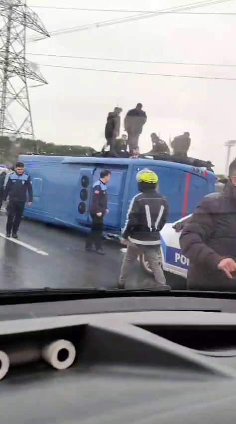 Hasdal yolu Kemerburgaz istikametinde cezaevi aracı devrildi. İhbar sonrası bölgeye çok sayıda ekip sevk edildi. 4 hasdal yolu kemerburgaz istikametinde cezaevi araci devrildi ihbar sonrasi bolgeye cok sayida ekip sevk