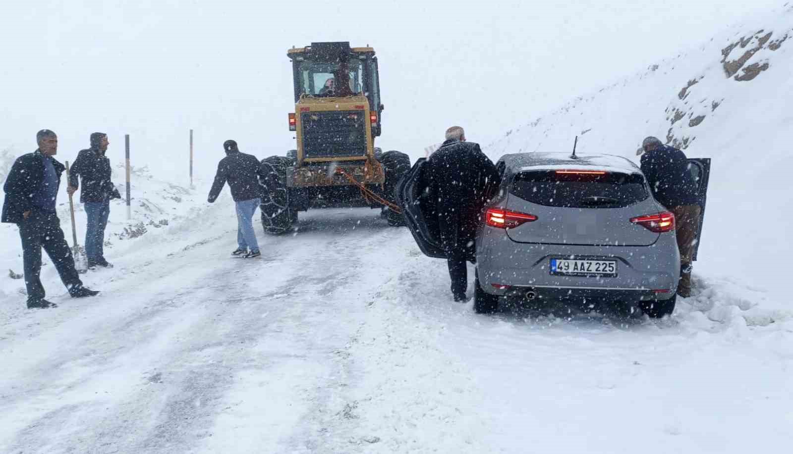 Hasköy-Mutki karayolu kar ve tipi nedeniyle ulaşıma kapatıldı 4 haskoy mutki karayolu kar ve tipi nedeniyle ulasima kapatildi 0