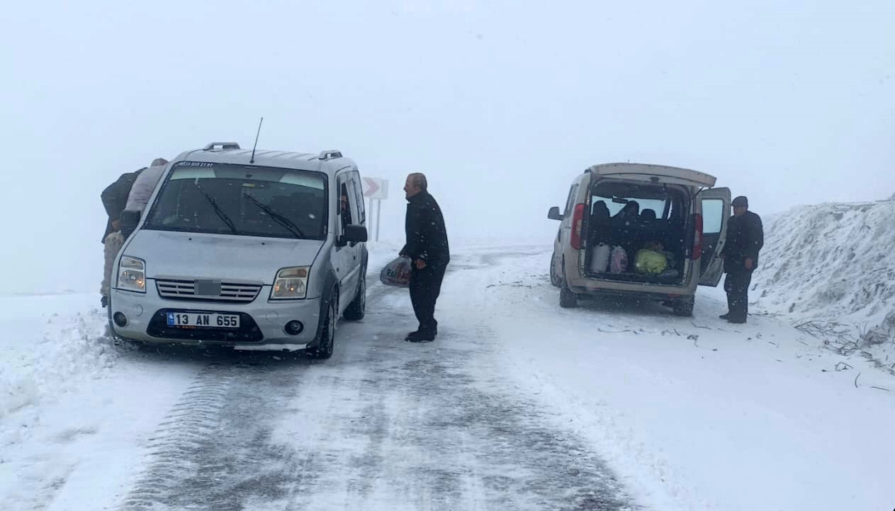 Hasköy-Mutki karayolu kar ve tipi nedeniyle ulaşıma kapatıldı 7 haskoy mutki karayolu kar ve tipi nedeniyle ulasima kapatildi 3 w6uDGGpR