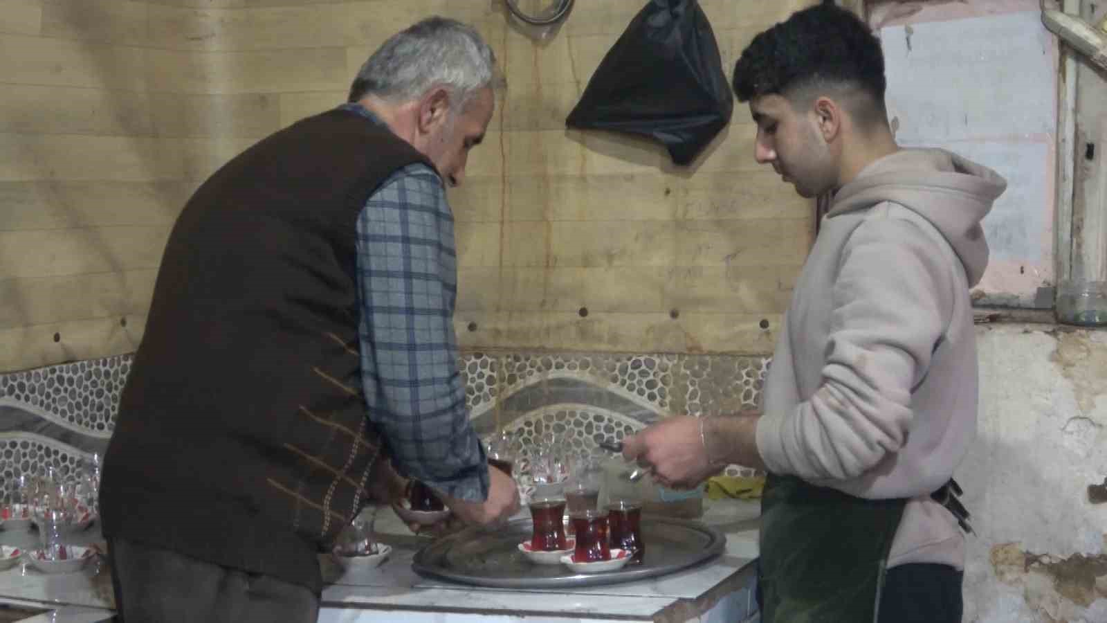 haskoyde 40 yillik cay evi kagit oyunu yok satranc var 5 gdmzcZ3l