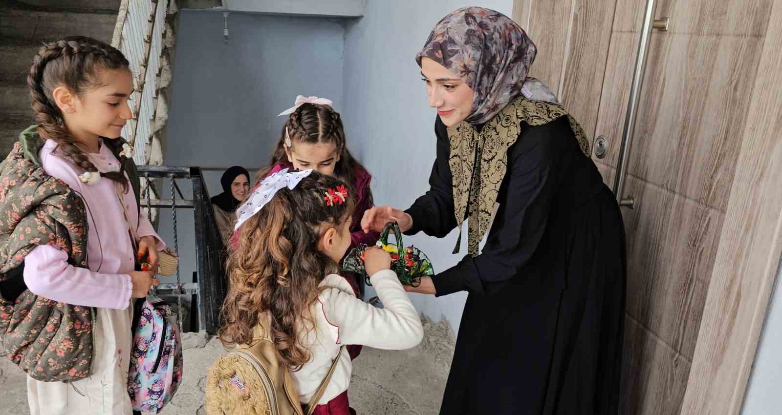 haskoyde bayram gelenegi suruyor cocuklar kapi kapi seker topladi 0 zlO5FVlf