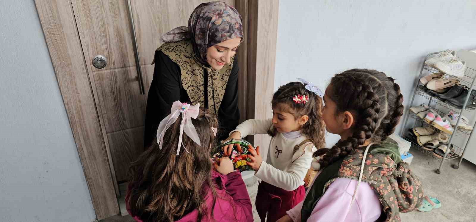 haskoyde bayram gelenegi suruyor cocuklar kapi kapi seker topladi 1 MJZA8klM