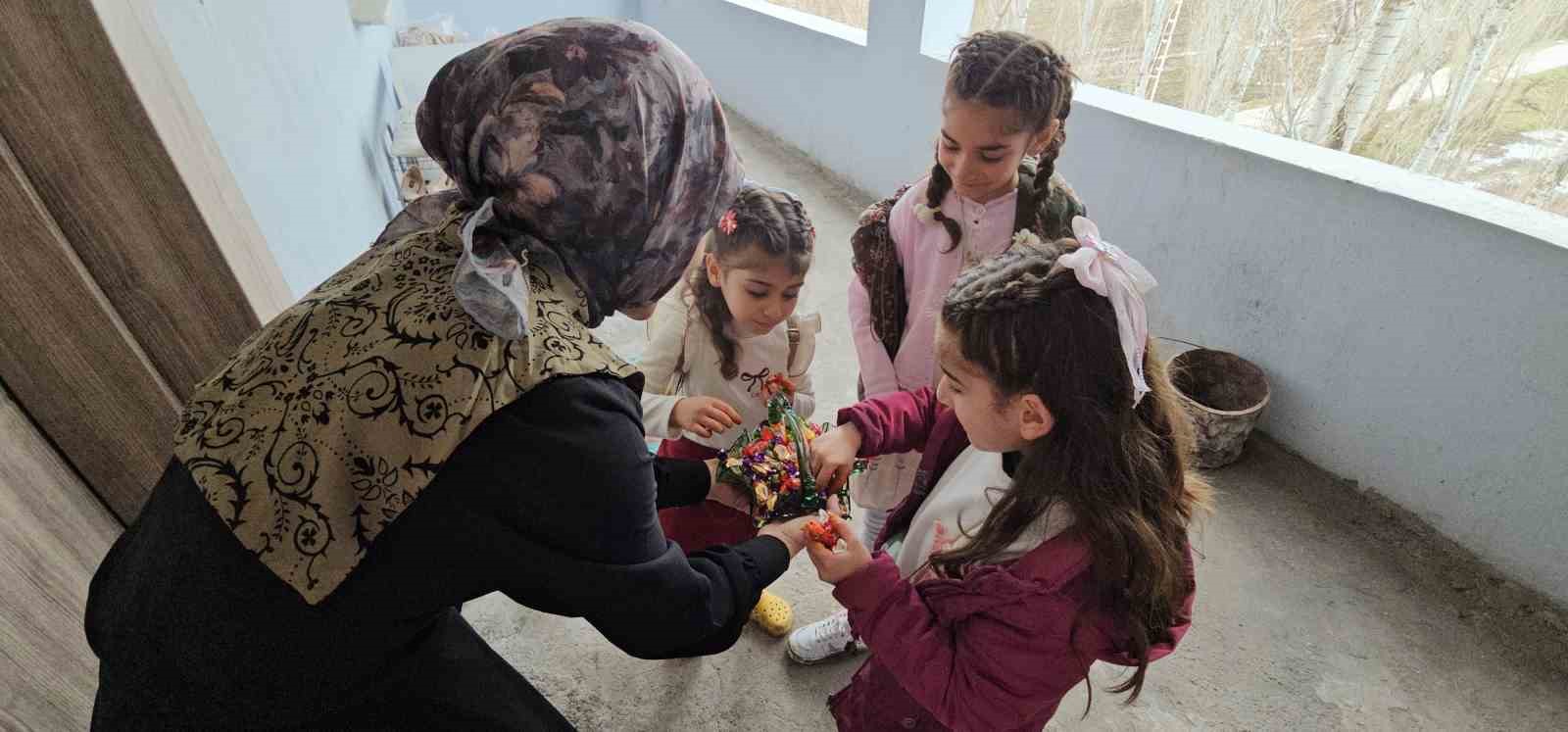 haskoyde bayram gelenegi suruyor cocuklar kapi kapi seker topladi 2 ZLTgkAcF