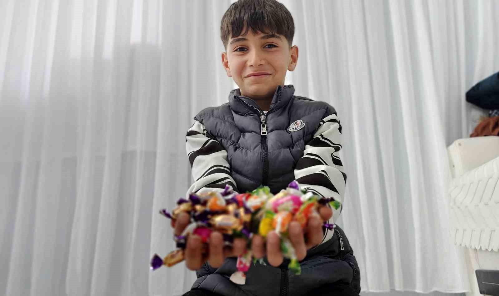 haskoyde bayram gelenegi suruyor cocuklar kapi kapi seker topladi 3 SKGWdeuN