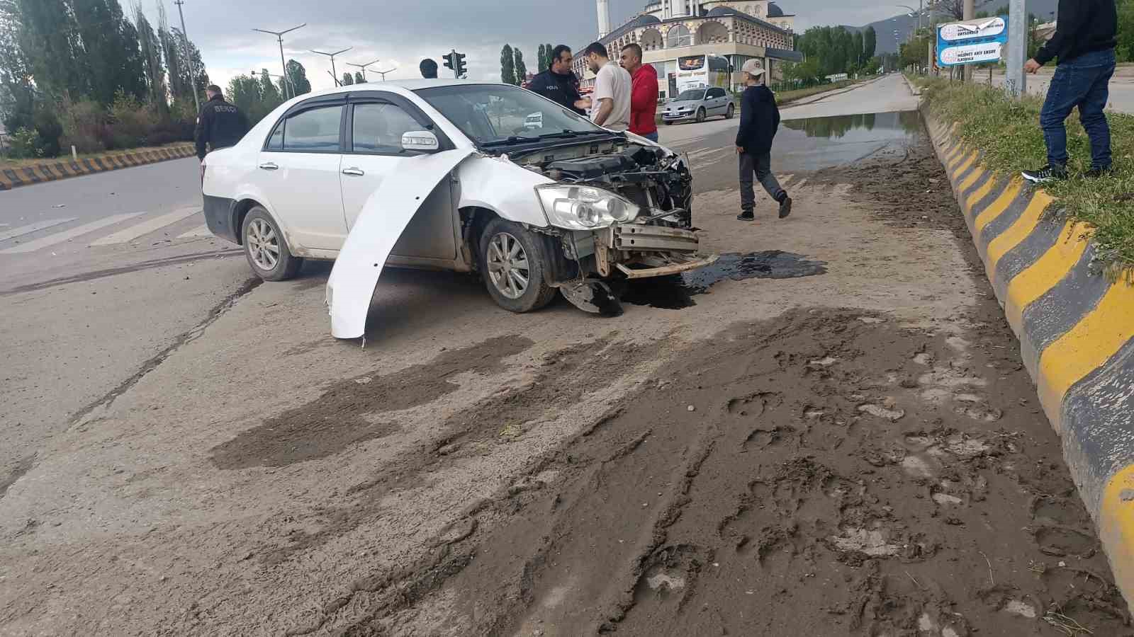 haskoyde hafriyat kamyonu ile otomobil carpisti 1 yarali 0 3Ds2pAKk