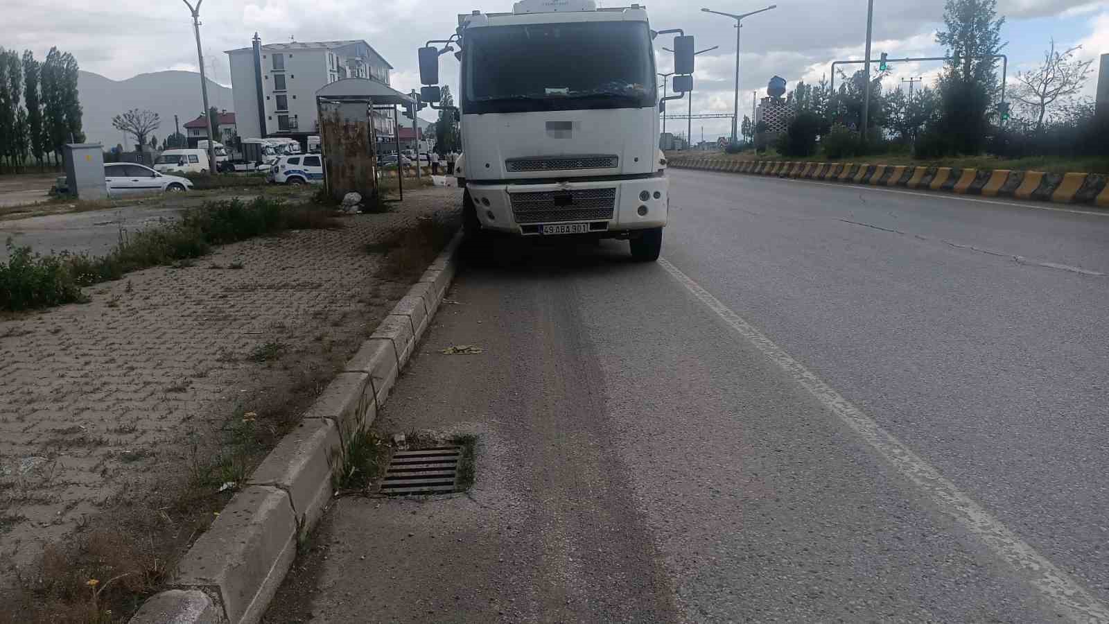 haskoyde hafriyat kamyonu ile otomobil carpisti 1 yarali 1