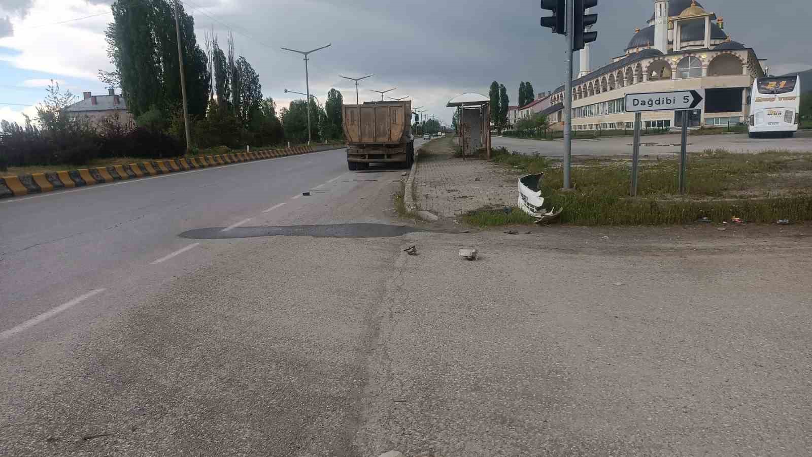 haskoyde hafriyat kamyonu ile otomobil carpisti 1 yarali 3 KTSE22c6