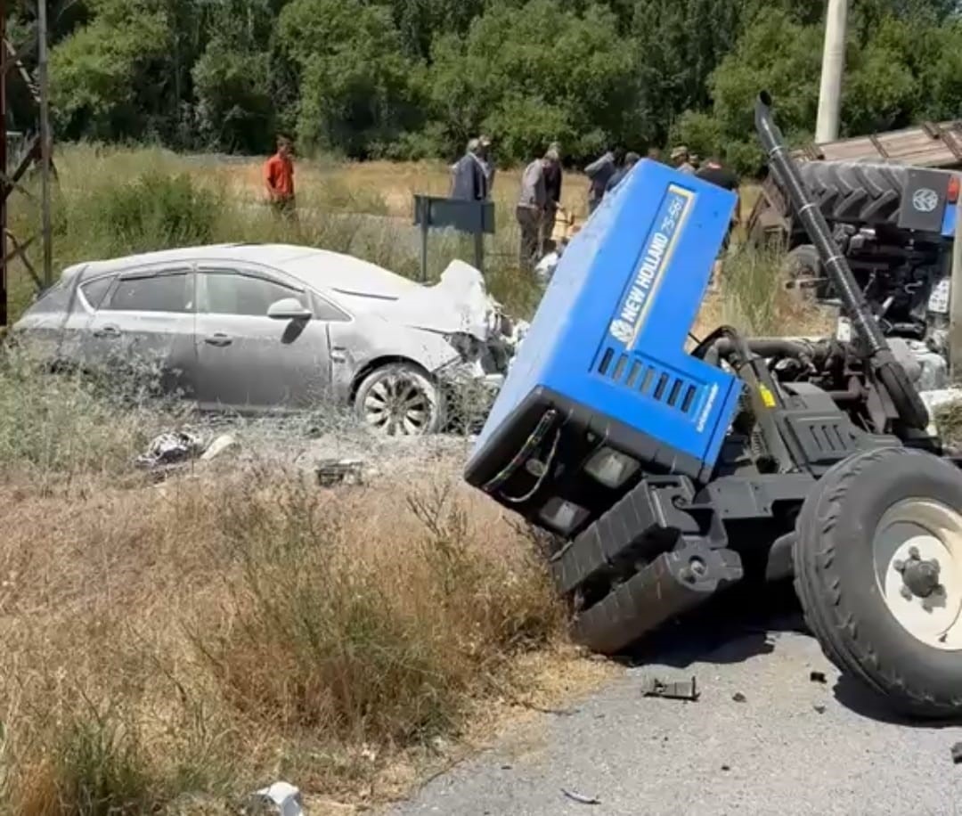 haskoyde traktor ile otomobil carpisti 3 yarali 0 i2DbkgSr