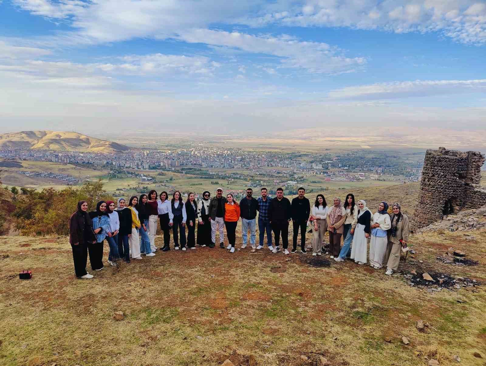 Haspet Kalesi’nde sanat ve duyarlılık buluştu 5 haspet kalesinde sanat ve duyarlilik bulustu 1