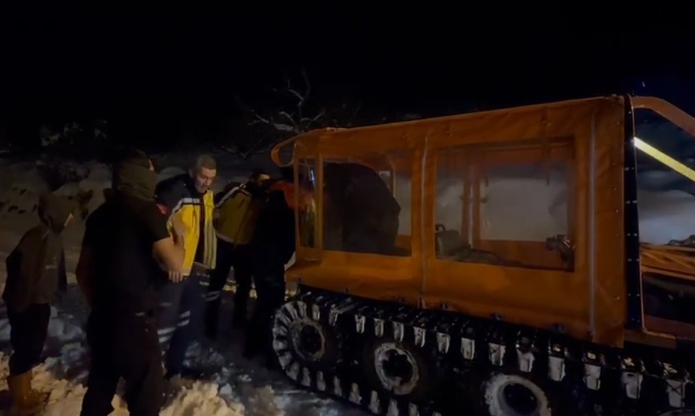 Hasta kadının imdadına paletli araçla AFAD yetişti 4 hasta kadinin imdadina paletli aracla afad yetisti 0 4SeODR88