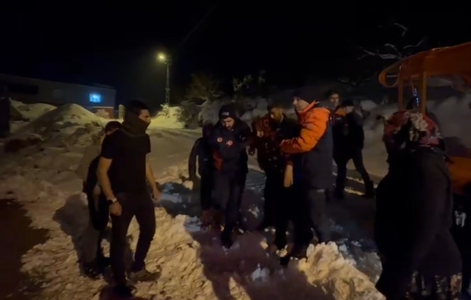 Hasta kadının imdadına paletli araçla AFAD yetişti 6 hasta kadinin imdadina paletli aracla afad yetisti 2 JKUDKcU5