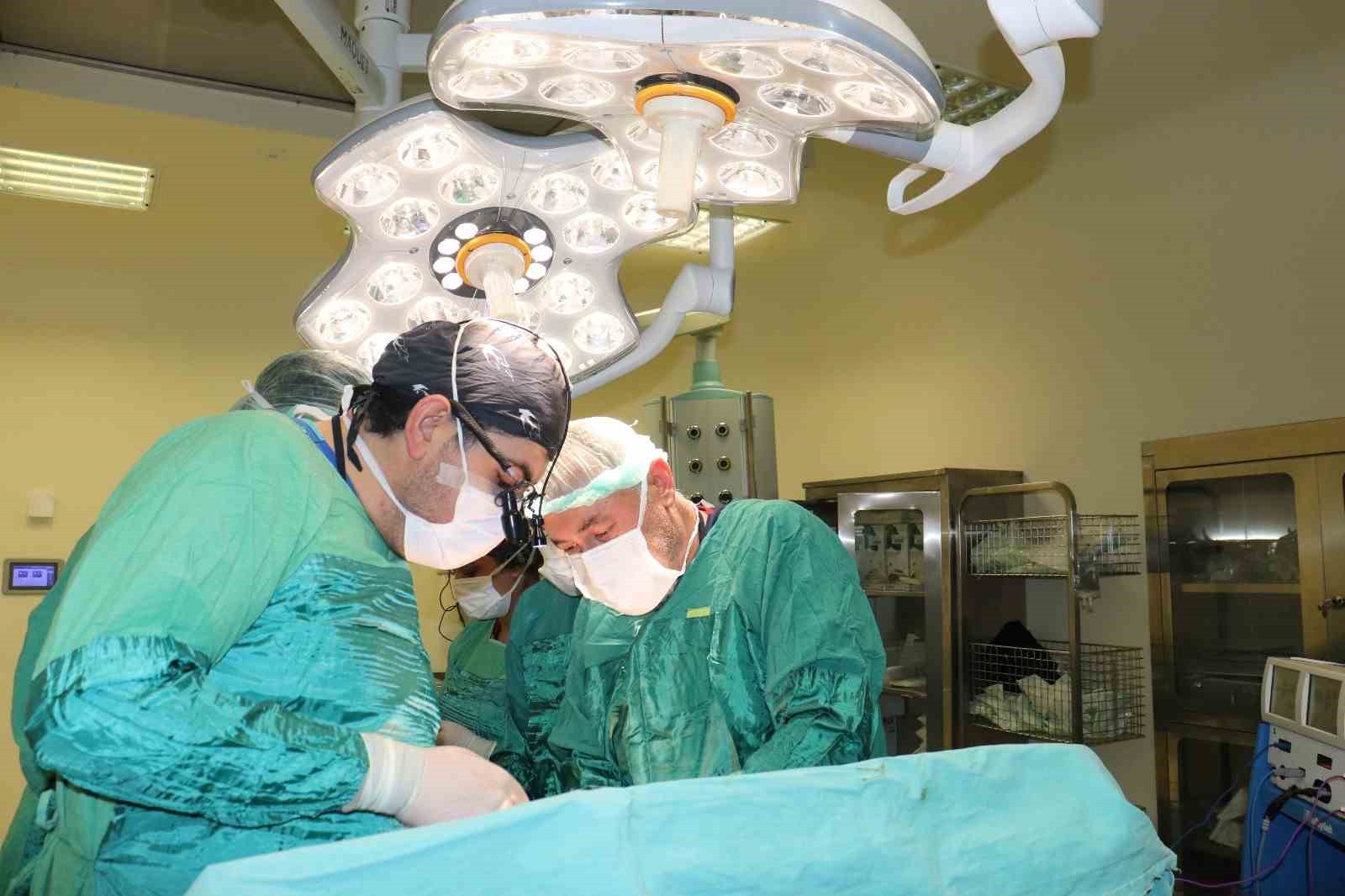 hasta kadinin karnindan 15 kilo tumor cikarildi 0 UNleYjeO