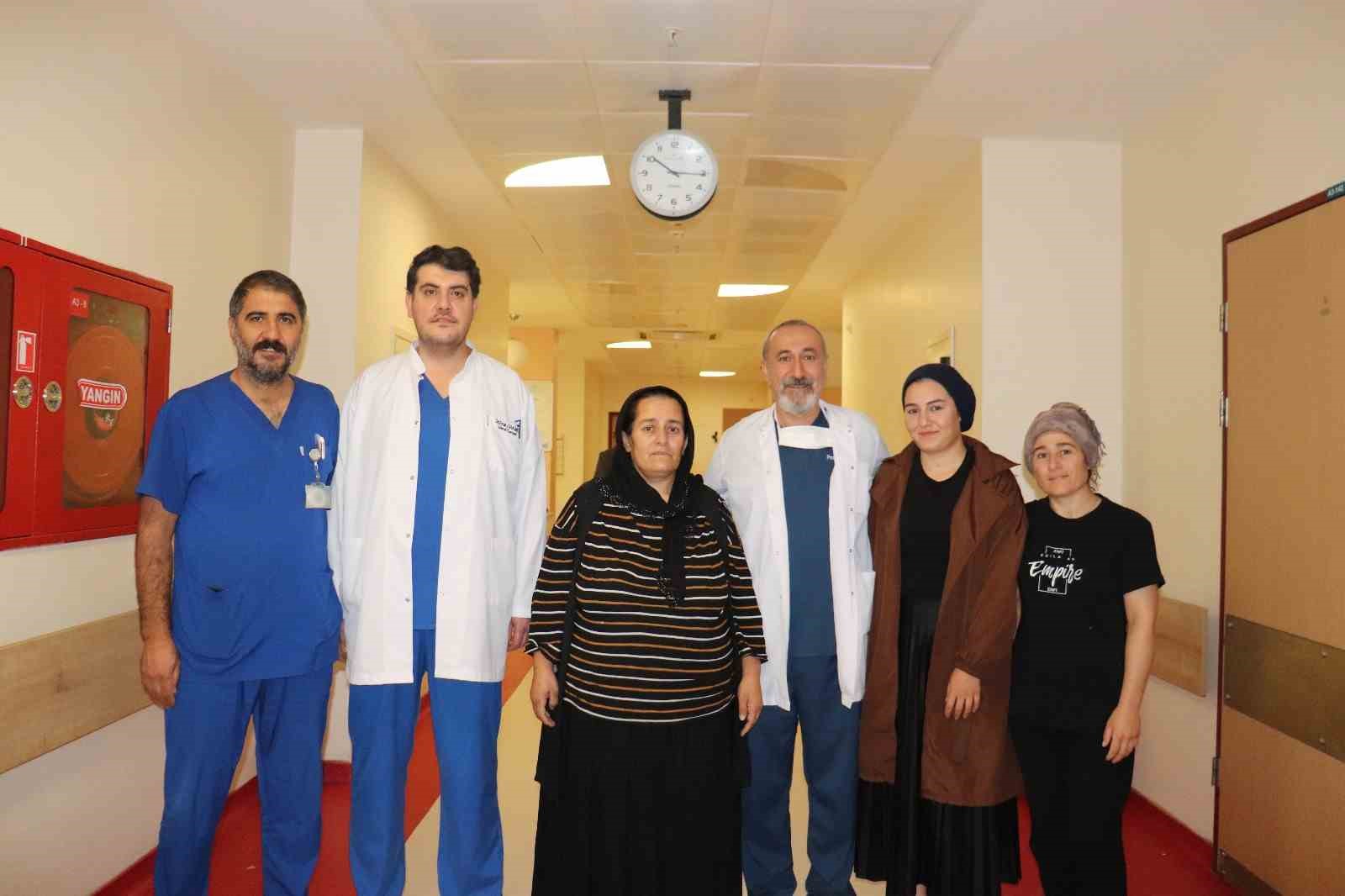 hasta kadinin karnindan 15 kilo tumor cikarildi 2 wuGMHYKC