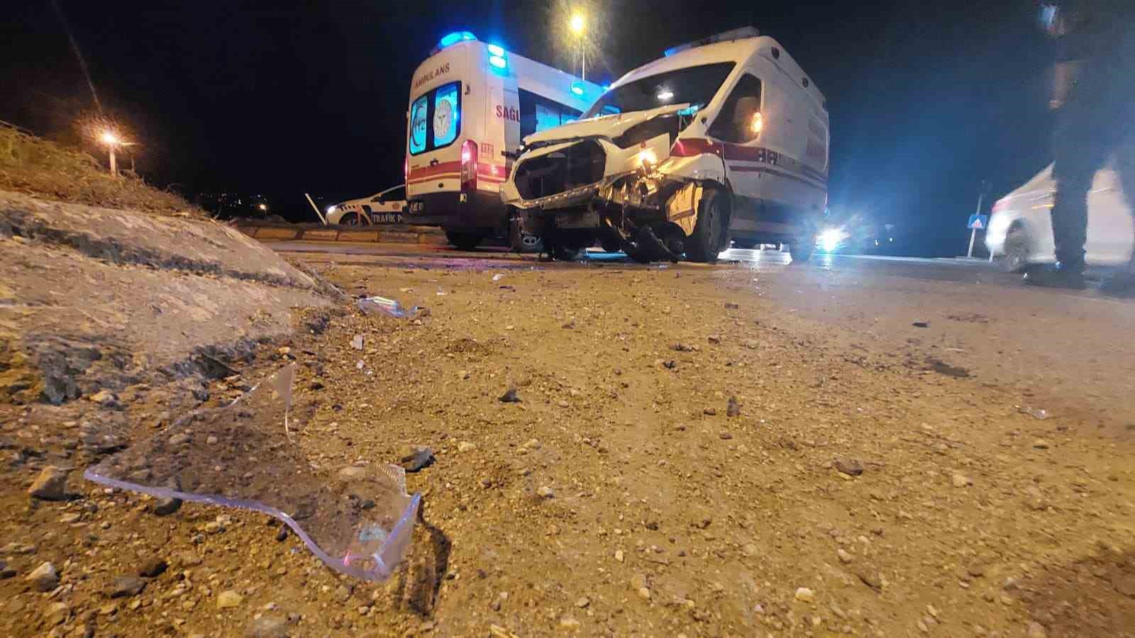hasta tasiyan ambulans ile otomobil carpisti 1 yarali 0 dU4YlODb