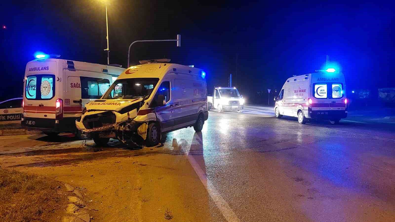 hasta tasiyan ambulans ile otomobil carpisti 1 yarali 1 IgdWXfy2