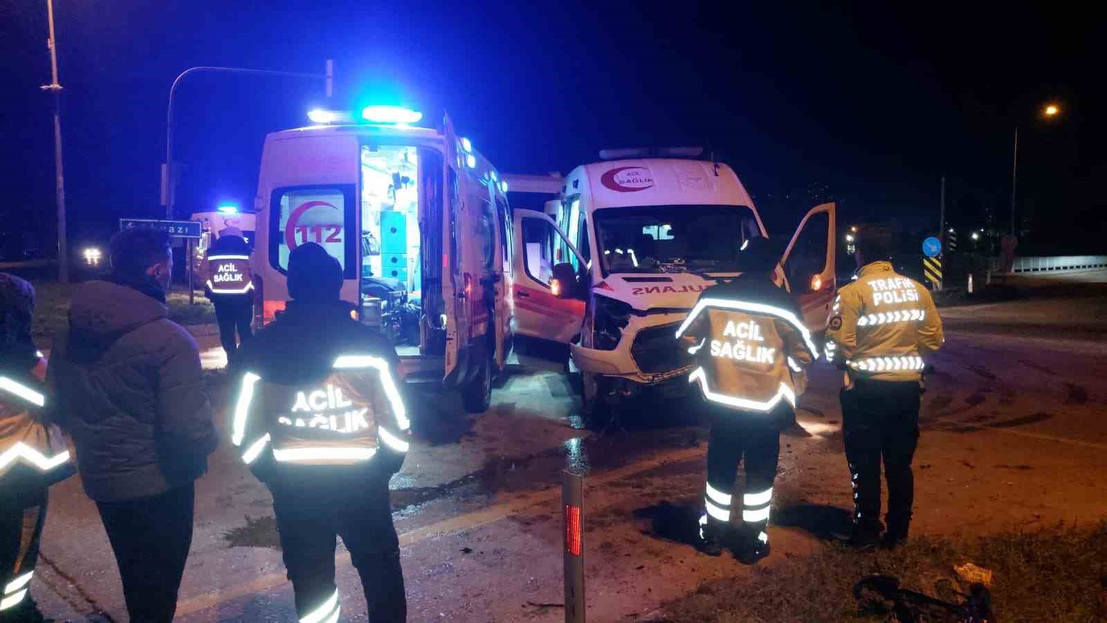 hasta tasiyan ambulans ile otomobil carpisti 1 yarali 2 1rHUCw8S