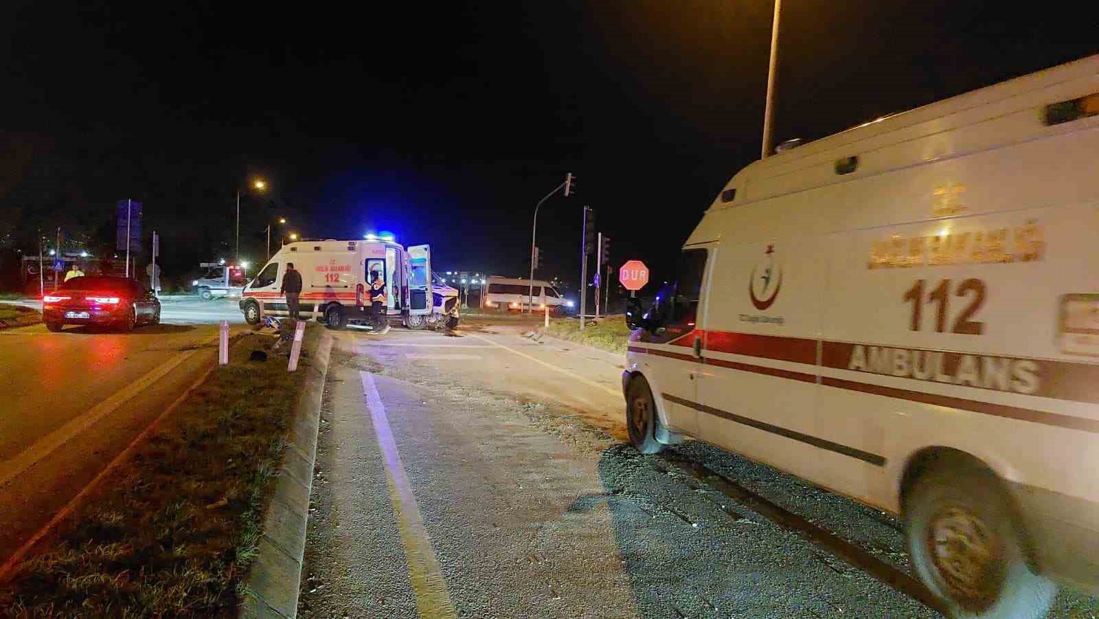 hasta tasiyan ambulans ile otomobil carpisti 1 yarali 3 KHhIzyZn