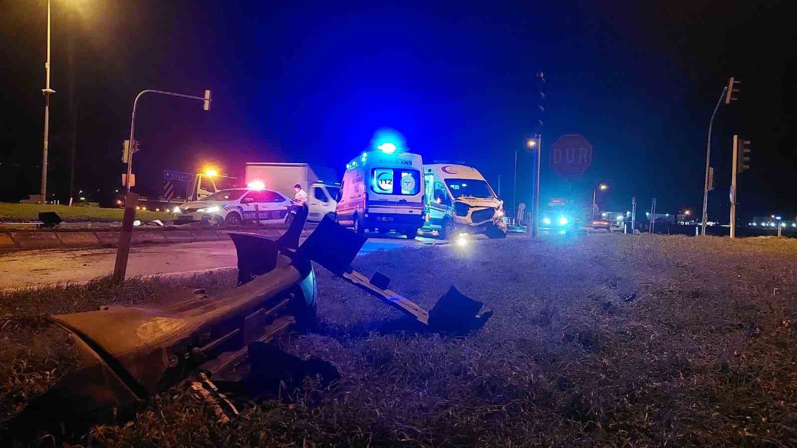 hasta tasiyan ambulans ile otomobil carpisti 1 yarali 4 3UVOrNeU