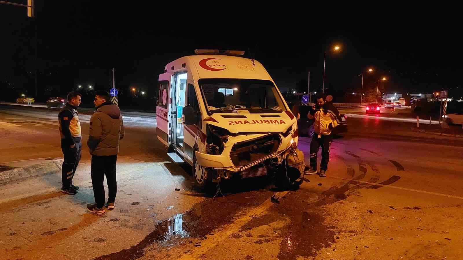 hasta tasiyan ambulans ile otomobil carpisti 1 yarali 5 HkibX7hv