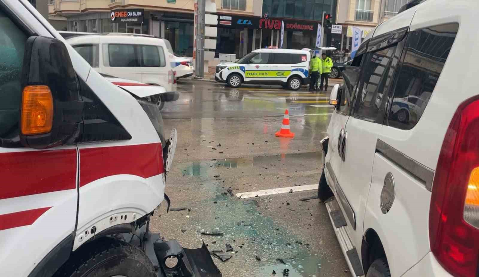 hasta tasiyan ambulansla hafif ticari arac carpisti 8 yarali 1 vrM9ssje