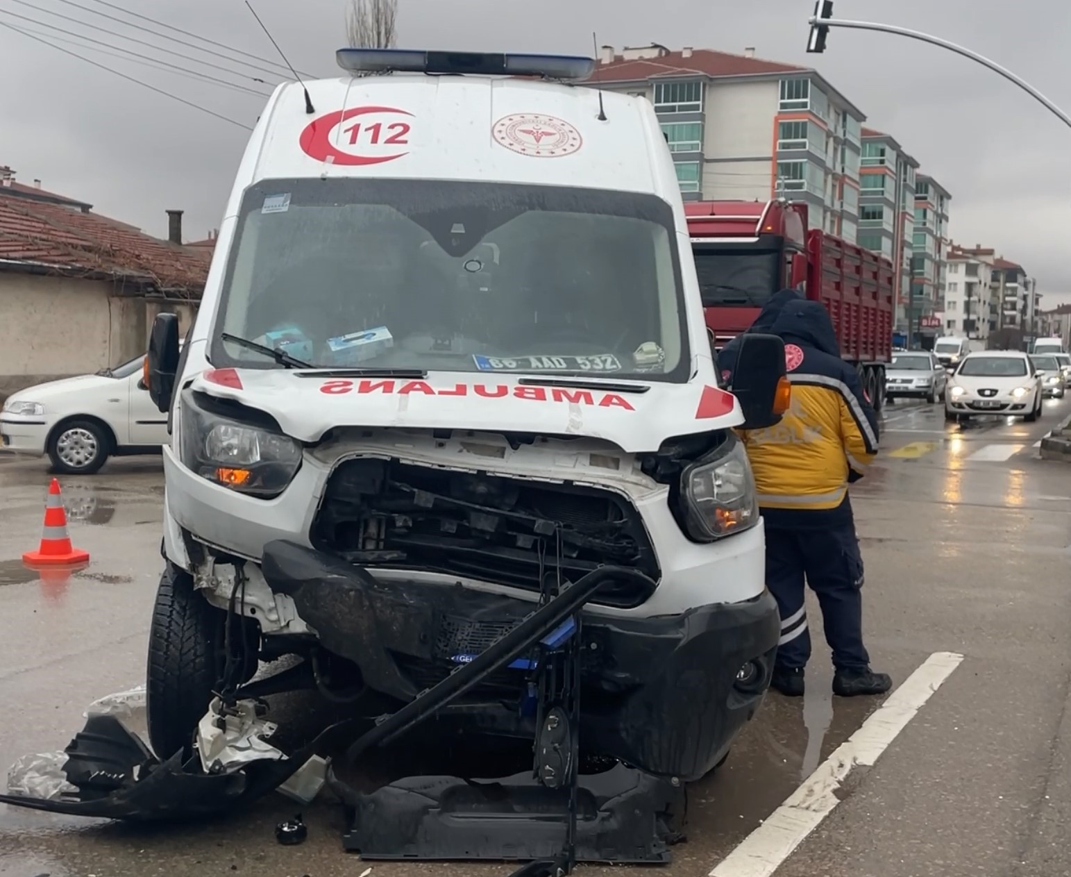 hasta tasiyan ambulansla hafif ticari arac carpisti 8 yarali 2 XXA3W55n