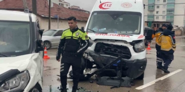 hasta-tasiyan-ambulansla-hafif-ticari-arac-carpisti-8-yarali-VbIMU5vy.jpg