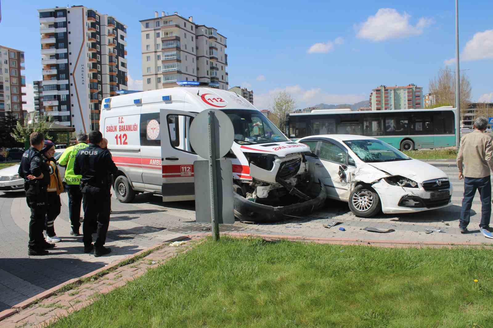 hasta tasiyan ambulansla otomobil carpisti 2 yarali 0 Ys6a4rSk