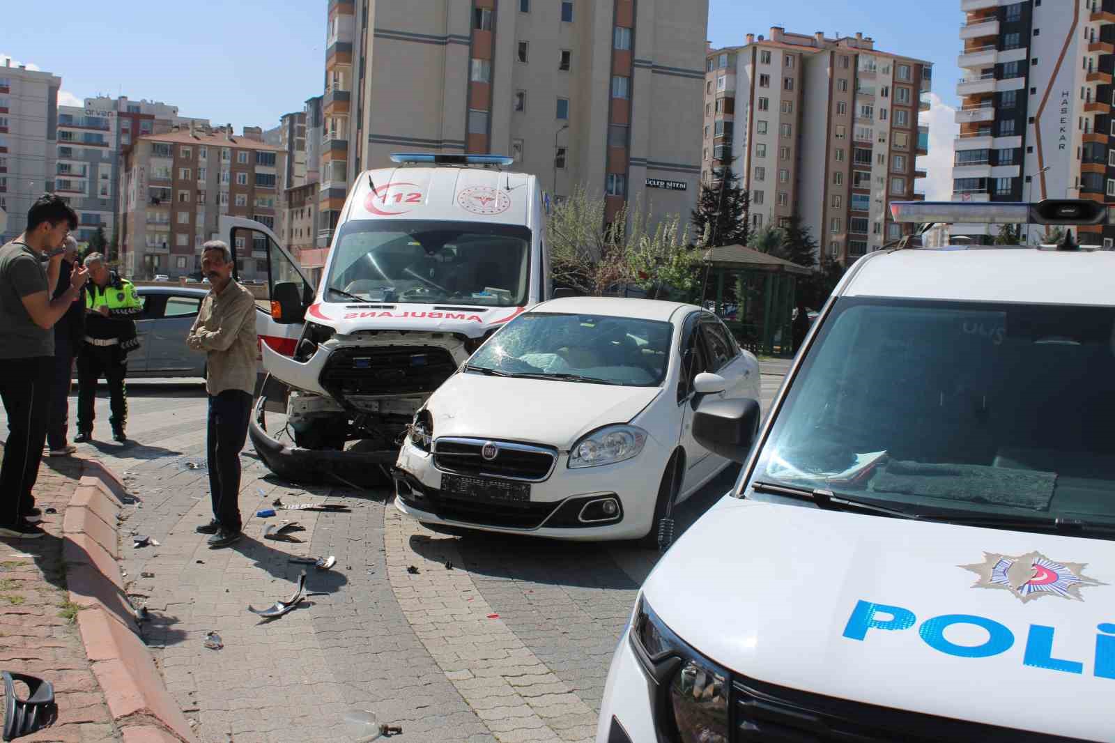 hasta tasiyan ambulansla otomobil carpisti 2 yarali 1 zTR2F5Th