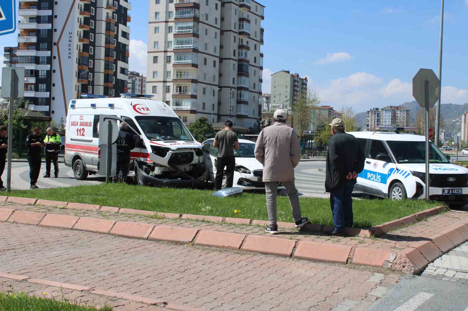 hasta tasiyan ambulansla otomobil carpisti 2 yarali 2 51bGy2tN