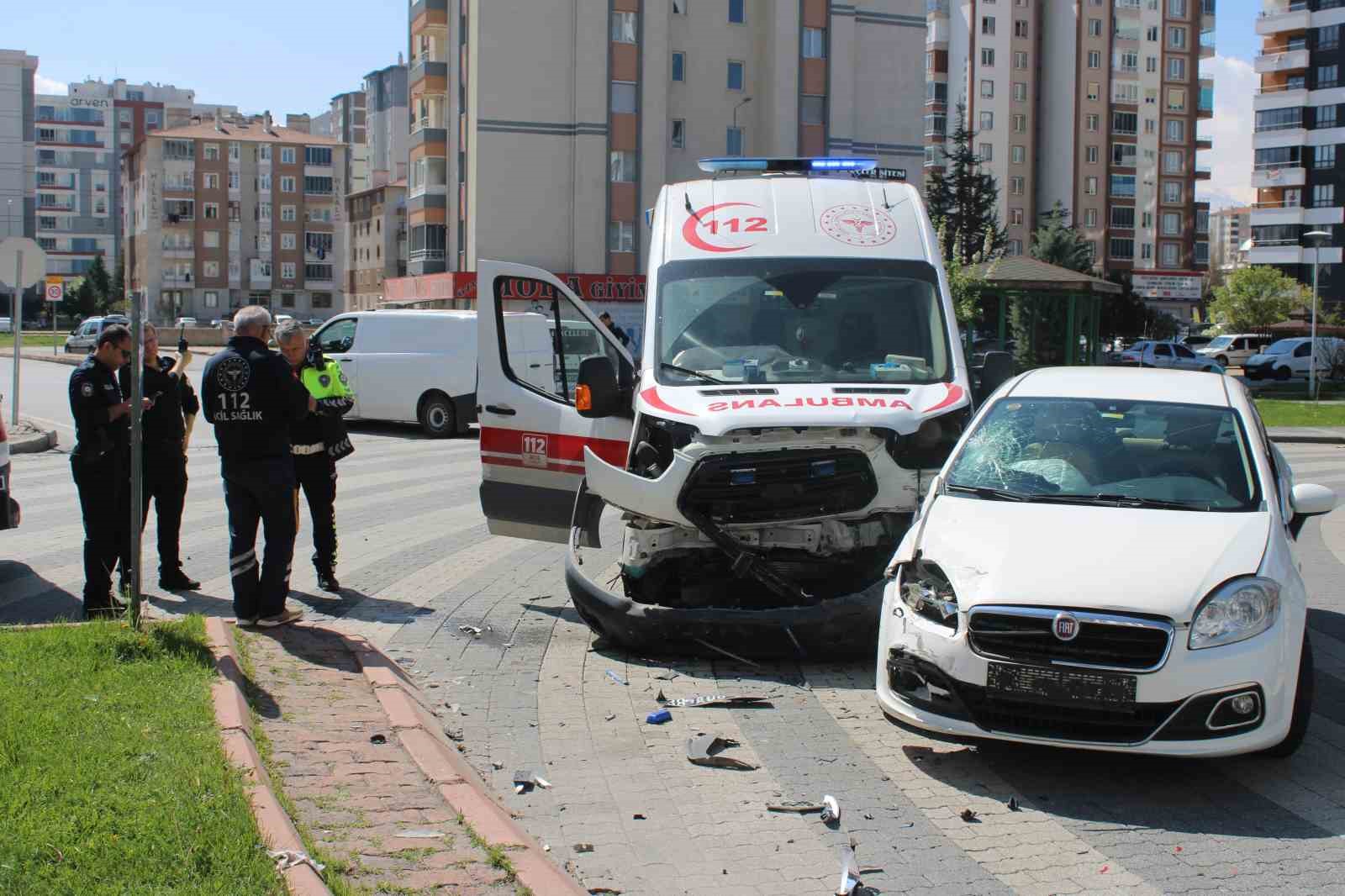 hasta tasiyan ambulansla otomobil carpisti 2 yarali 3 b86AdNhA