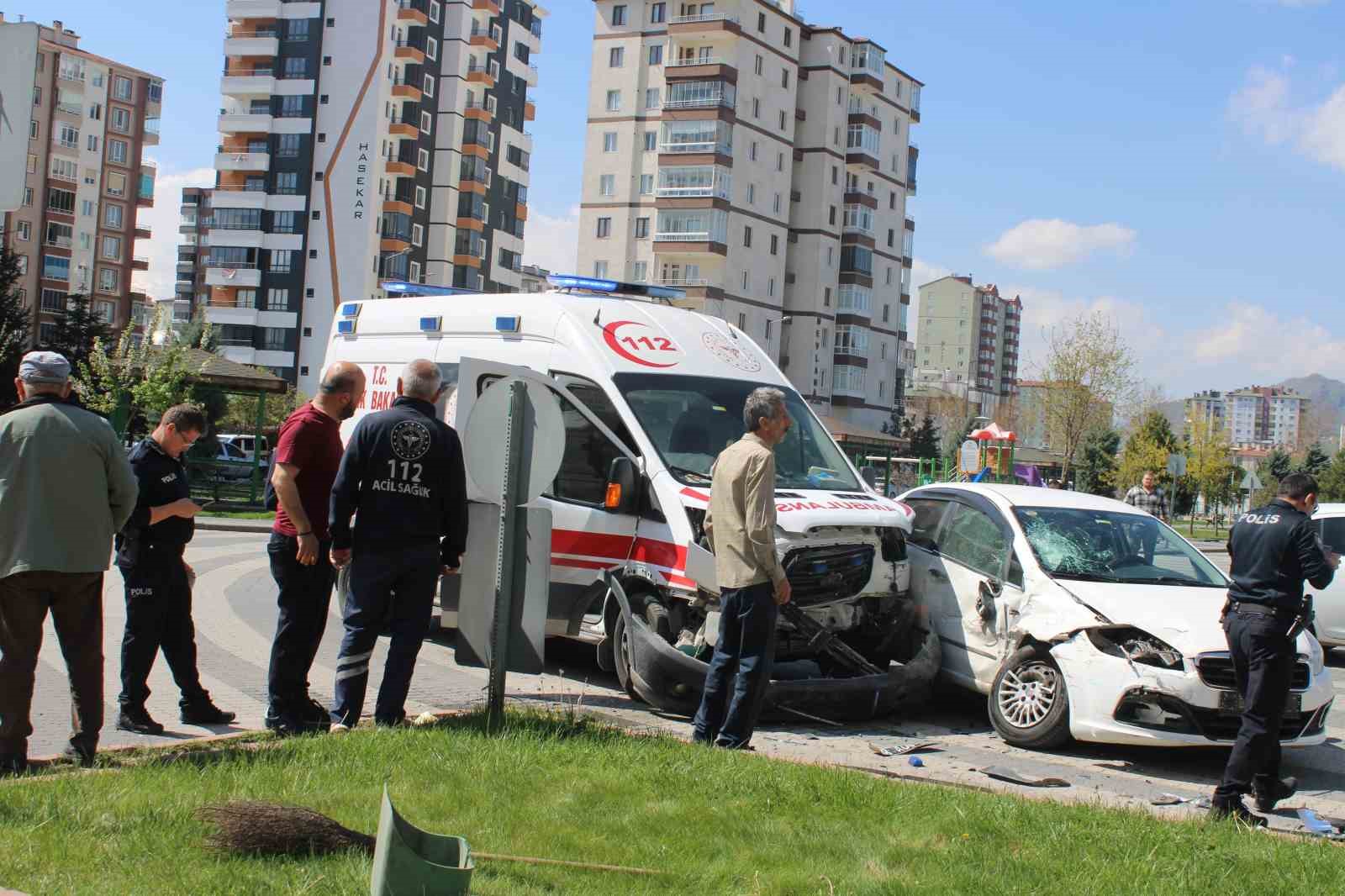 hasta tasiyan ambulansla otomobil carpisti 2 yarali 4 7iFvgsh1