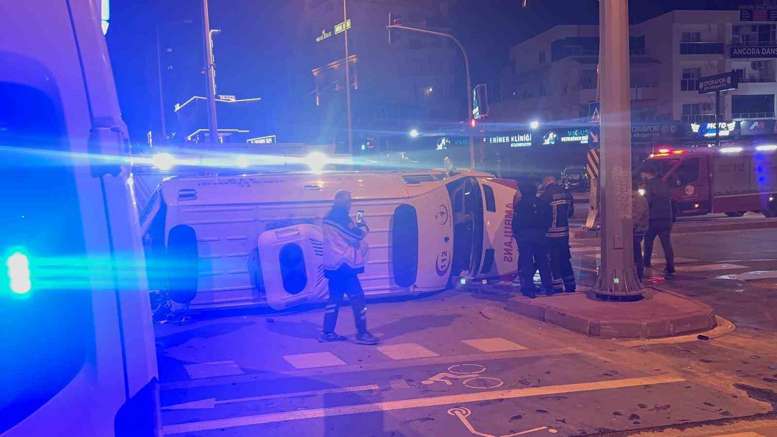 hasta tasiyan ambulansla otomobil carpisti 4 yarali 0 UZHGS4IZ