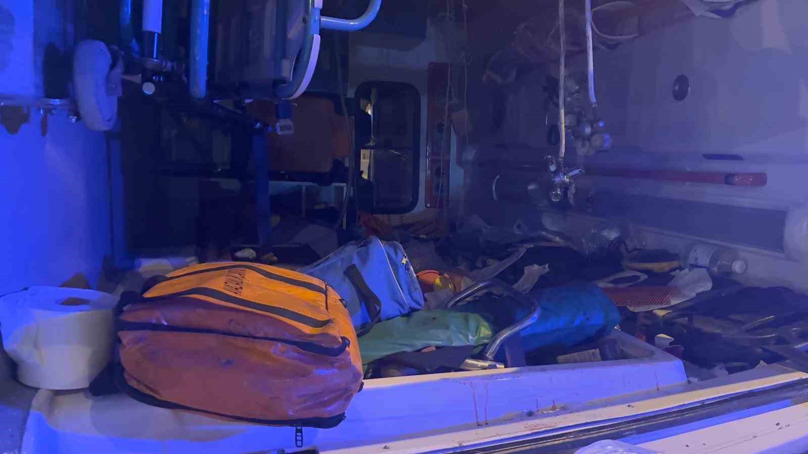 hasta tasiyan ambulansla otomobil carpisti 4 yarali 2