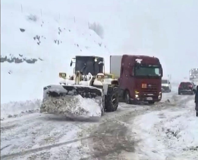 hastalara ulasmak icin ekiplerin zorlu mucadelesi 2 O2CFzJ96