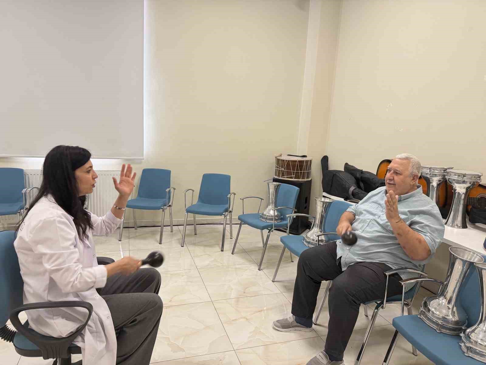 Hastalığın etkisiyle kaybolan adam Alzaymır Merkezi’nde yeniden hayat buldu 7 hastaligin etkisiyle kaybolan adam alzaymir merkezinde yeniden hayat buldu 3 KWcdJNE8