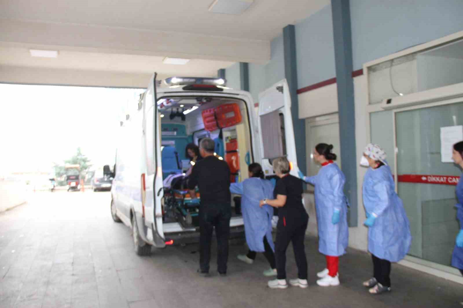 hastane acilindeki tatbikat gercegini aratmadi hasta ve yakinlari usta oyunculara tas cikardi 10 q5D6ZirZ