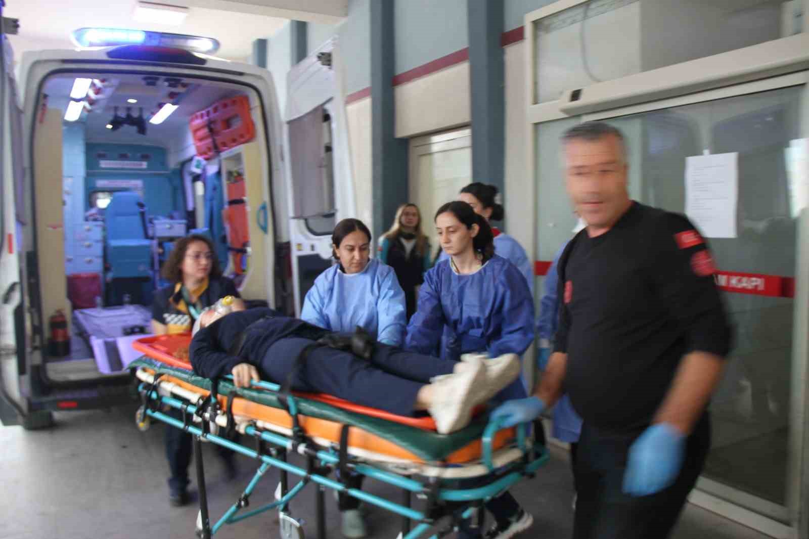 hastane acilindeki tatbikat gercegini aratmadi hasta ve yakinlari usta oyunculara tas cikardi 4 TkukS2DE