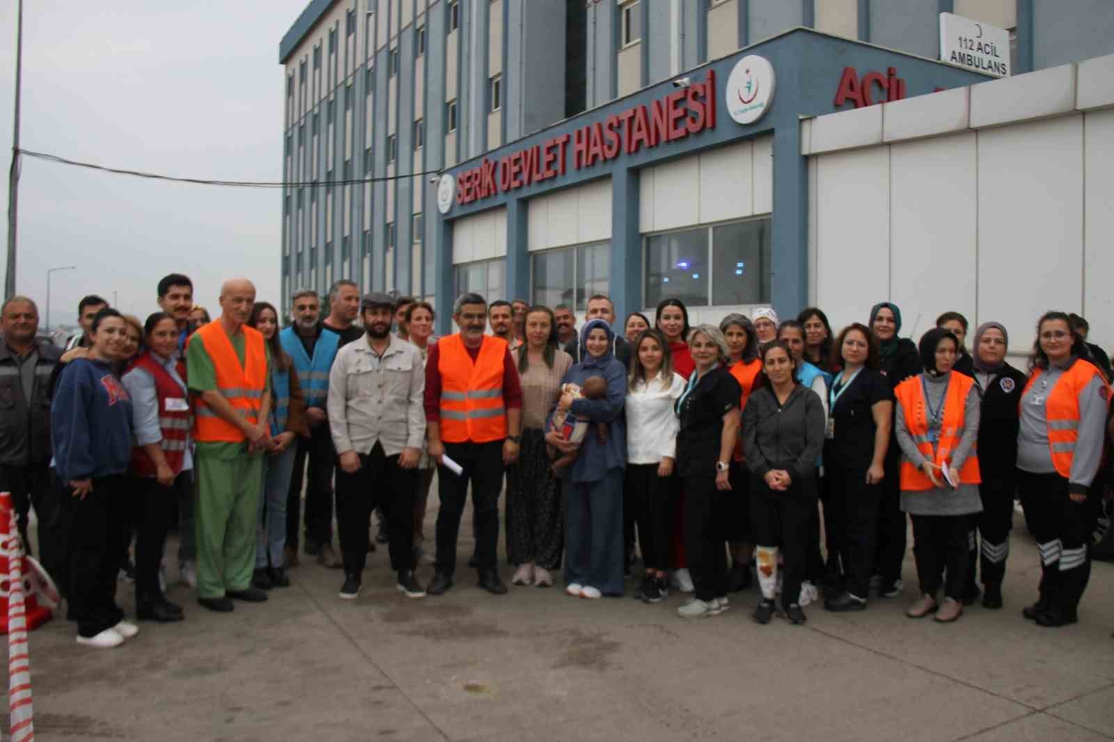 hastane acilindeki tatbikat gercegini aratmadi hasta ve yakinlari usta oyunculara tas cikardi 9 8B6pzfd5