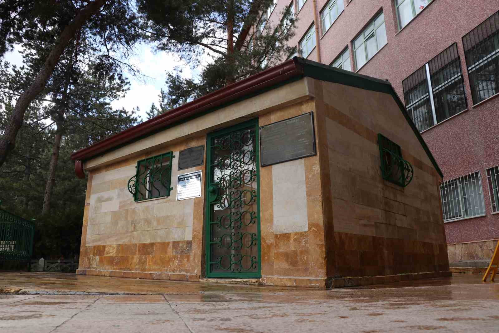 hastane bahcesinde turbe rivayetleriyle dikkat cekiyor 4 E18PXUmI