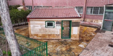 hastane-bahcesinde-turbe-rivayetleriyle-dikkat-cekiyor-f6NTNDpd.jpg