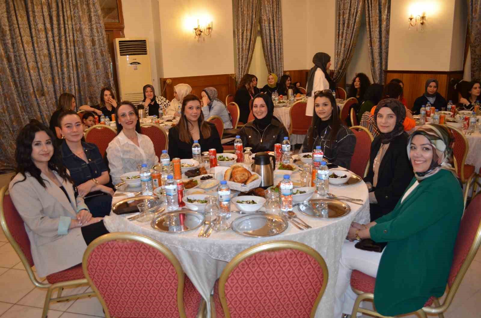 hastane calisanlari iftar sofrasinda bulustu 0 CECnz3sD
