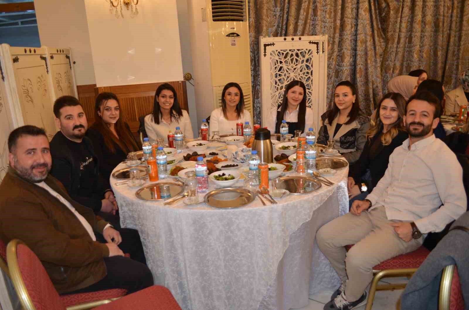 hastane calisanlari iftar sofrasinda bulustu 2 HqXbfpCn